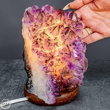 Natuurlijke amethistlamp op houten standaard- 1758.96 g
