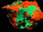 Zeer heldere troostiet, willemiet en calciet. Fluorescerende