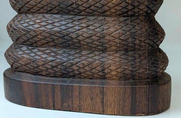 Groot houten beeld Boeddha onder bescherming Naga slang -