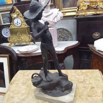 Figuur - Ragazzo con pesce e cesto - Brons