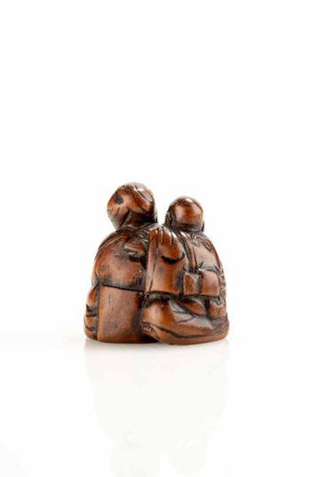Un netsuke japonais en buis représentant une mère