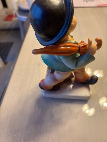 Goebel - Figurine - Jongen met paraplu en aktetas -