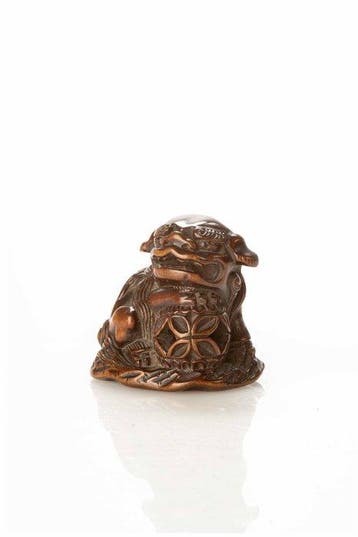 Een mooie netsuke van boxhout in de vorm van een karashishi