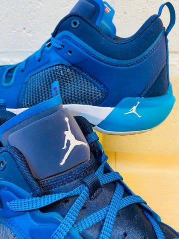 Air Jordan - 37 Low Carbon Fraternity P45,5 - Sneakers -, Nieuw