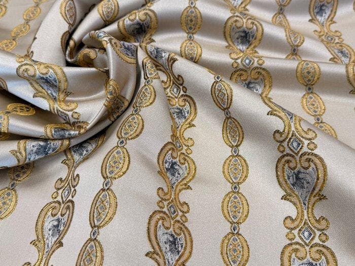 Verticale Symfonie: Lampas van zijde met barokke motieven,, Antiek en Kunst, Antiek | Tapijten, Tafelkleden en Textiel