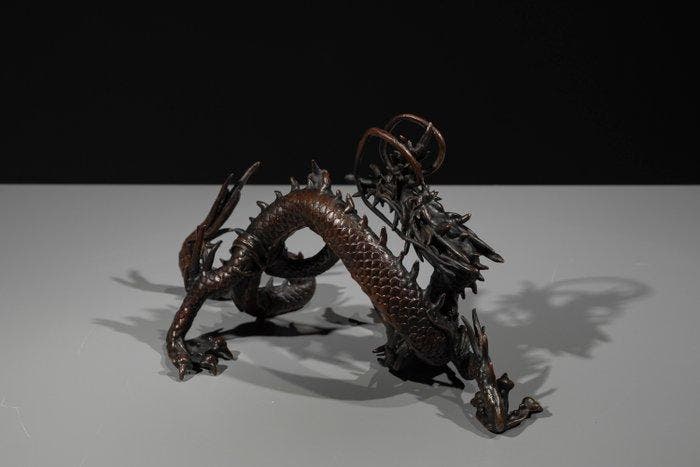 Brons - Een bronzen okimono van een opgerolde Ry-draak -, Antiek en Kunst, Antiek | Overige Antiek