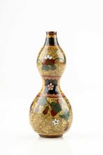 Vase - Émail, Un vase cloisonné sur fond vert décoré dune