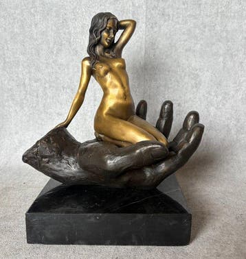 sculptuur, Erotisch bronzen sculptuur van een hand en vrouw