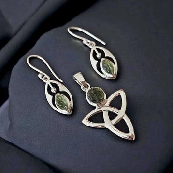 MOLDAVITE. Ambachtelijke set van 925 zilver. Symbool van de
