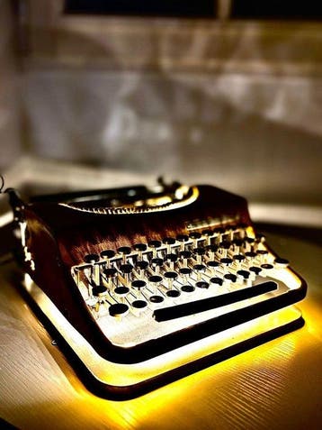 Machine à écrire Olivetti transformée en sculpture lumineuse, Antiquités & Art