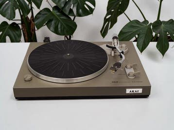 Akai - AP-100C Semi-Automatic Belt-Drive Stereo Platenspeler