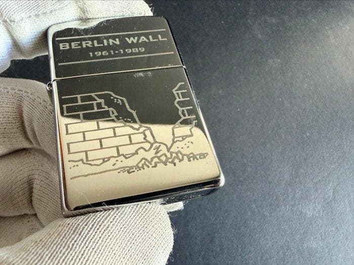 Zippo - Berlin Wall - Zonder minimumprijs - Zakaansteker -, Collections, Articles de fumeurs, Briquets & Boîtes d'allumettes