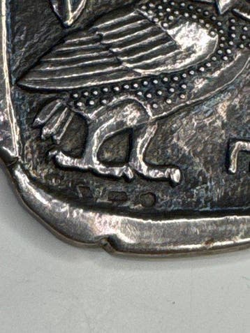 Replica of an Ancient Greek Argent Pendentif en forme de, Verzamelen, Mineralen en Fossielen