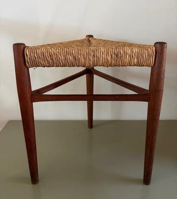 Kruk - Teak - Vintage teakhouten driehoekige kruk met rattan