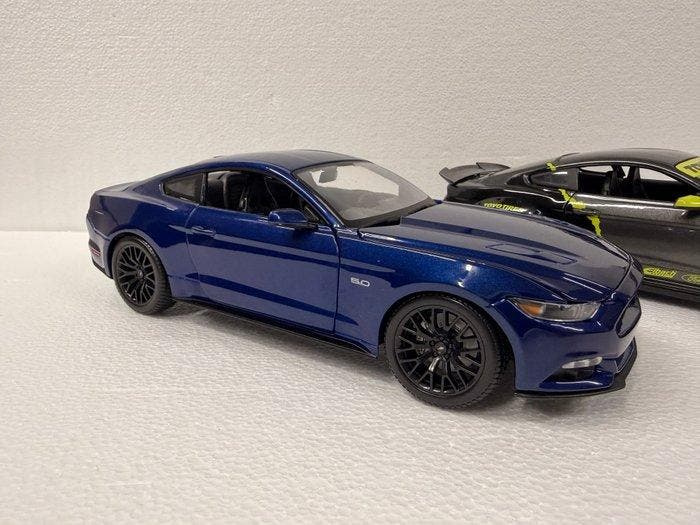 1:18 - Modelauto (2) - Ford Mustang GT 5.0 + Ford Mustang, Hobby & Loisirs créatifs, Voitures miniatures | 1:5 à 1:12