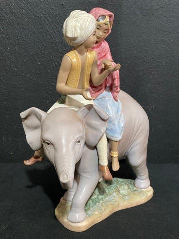 Lladró - Beeldje - Hindu Kinderen op Olifant - Porselein