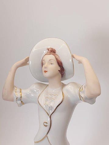 Royal Dux Bohemia - Figurine - Dame au chapeau - Porcelaine
