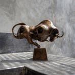 sculptuur, Bronze Sculpture of a Striking Bull - with base -, Antiek en Kunst