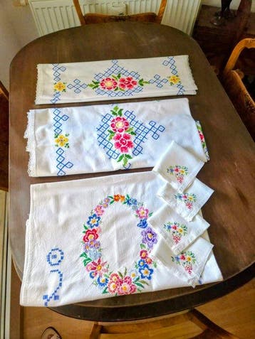 7 teiliges Handbesticktes Vintage Tischwäsche-Set aus