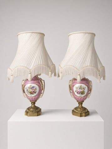 Lampe (2) - Une paire de lampes-urnes en porcelaine de style, Antiquités & Art