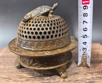 Decoratief ornament - Japan - Bronzen honingraatwierookvat