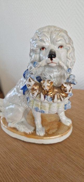 Figurine - Staffordshire hond met mand en puppies -, Antiek en Kunst, Antiek | Glaswerk en Kristal