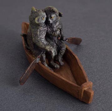 Beeld, Twee katten in een roeiboot - 8.5 cm - Brons