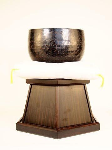Butsudan - Hout, Grote bel  met een diameter van ongeveer