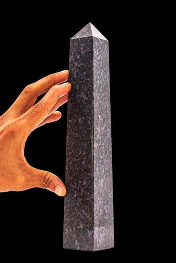 Grote 1.33 kg Indigo Gabbro obelisktoren - Mystic Merlinite