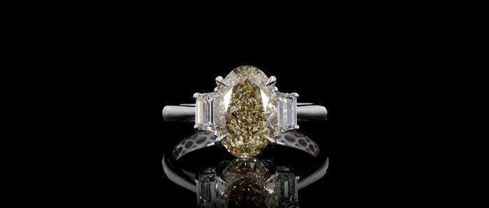 Ring - 14 karaat Witgoud - 3.62ct. tw. Geel Diamant (Fancy, Bijoux, Sacs & Beauté, Bagues