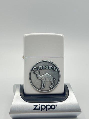 Zippo - Camel Classic Standing Dromedary Medallion Emblem -, Verzamelen, Nieuw