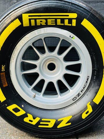 Pneu complet sur la roue - Formule 1 Pirelli - O.Z. *** NO