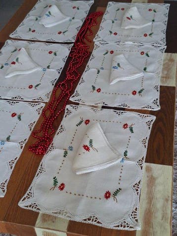 Beau ensemble de serviettes et de chemins de table avec des, Antiquités & Art