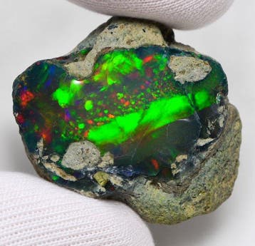 Opaal Een verbluffende zwarte opaal van 27,65 ct, die een, Verzamelen
