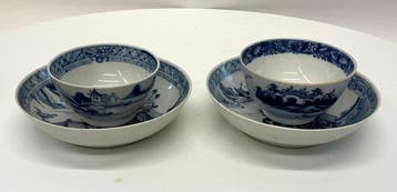 Twee Chinese blauw-witte theekommetjes met schotels –