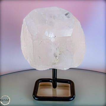 Quartz lemurien extraordinaire sur des présentoirs- 1002.28