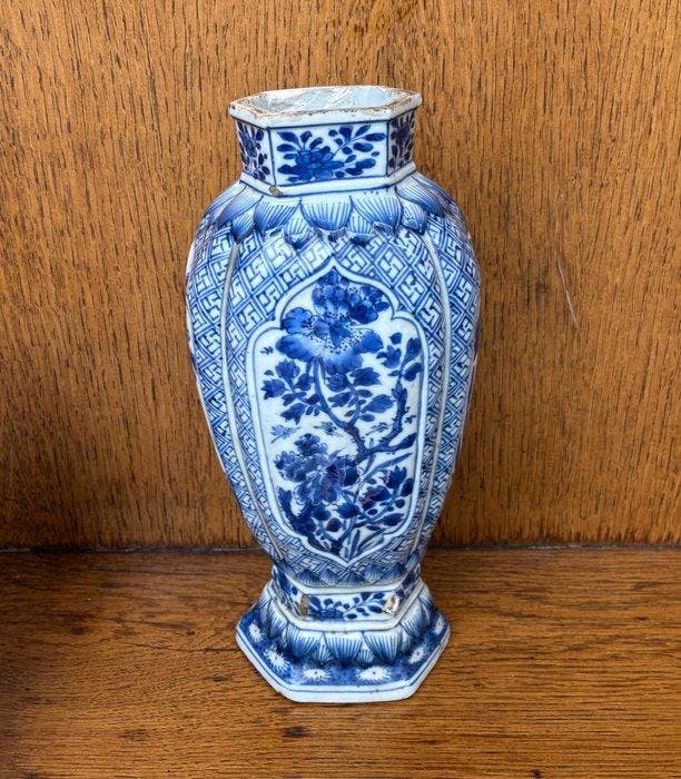 Vaas met bloemdecoraties - Blauw & Wit - Porselein - China -, Antiek en Kunst, Antiek | Overige Antiek