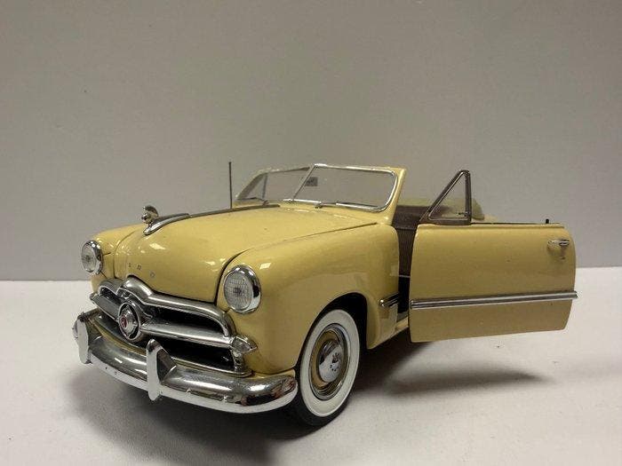 Danbury Mint 1:24 - Modelauto - 1949 - Ford Custom, Hobby en Vrije tijd, Modelauto's | 1:5 tot 1:12