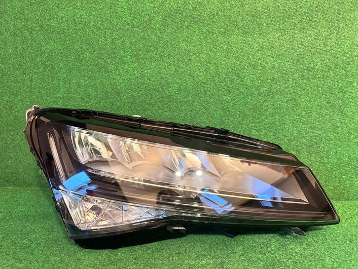 Phare av. droit Škoda Superb III Phase 2 2019 - 2023 Full LE, Autos : Pièces & Accessoires, Éclairage, Skoda, Utilisé, Enlèvement