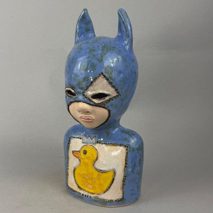 Iwo Rynkiewicz (1970) - Kid with duck- Hand made Ceramic, Antiek en Kunst, Kunst | Designobjecten