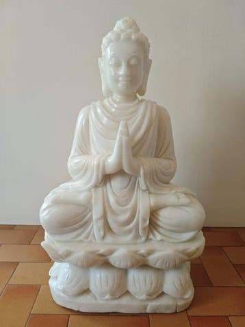 Boeddha van albast, anjali mudra. Massief stuk van 75 cm -