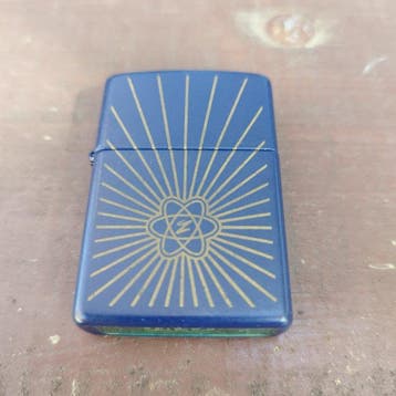 Zippo Atomic Age 2009 dark blue - Zonder minimumprijs -, Verzamelen, Nieuw