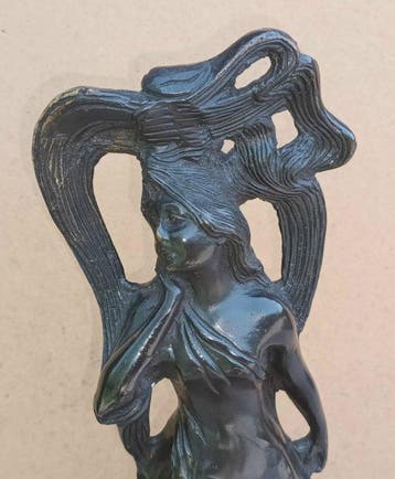 sculptuur, Elegante Bronzen Vrouw met lang golvend haar -