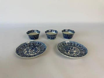 Een verzameling blauw-witte kopjes en schoteltjes met, Antiek en Kunst