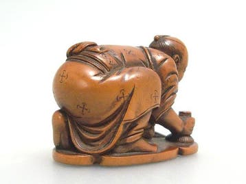 Netsuke waarop een man het Kanji-teken voor Kokoro  (hart)