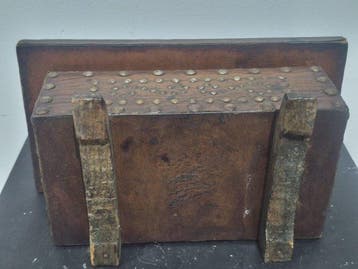 Caja decorativa de madera y cuero tachonado – década de 1960