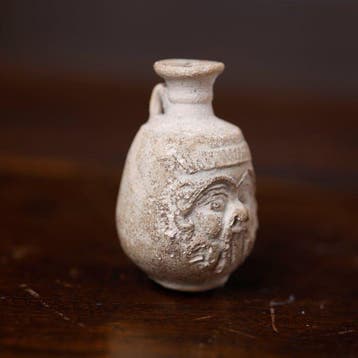 Het Oude Egypte Nieuwjaarsflesje van faience. Versierd met