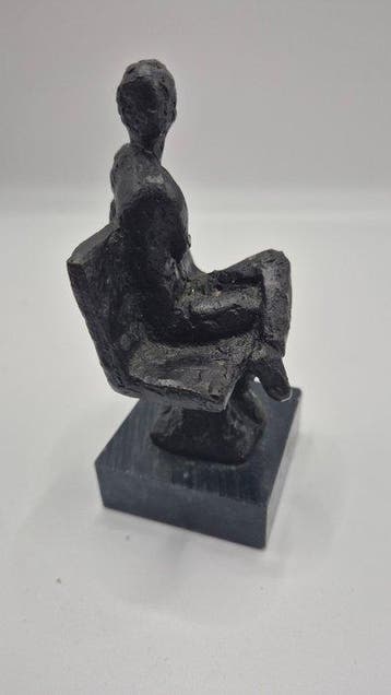 Marian Kievits - sculptuur, Man op bankje - 12 cm - Brons,