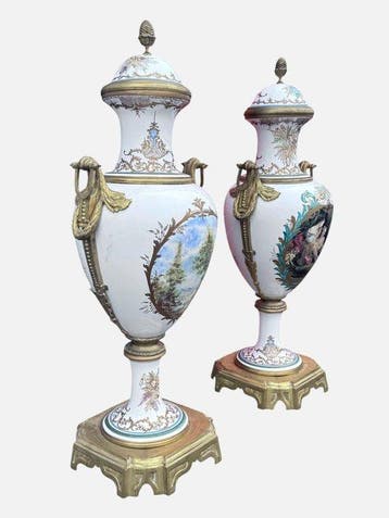 Vaas (2) - Verguld brons, Koppel monumentale rococovazen van