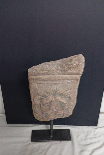 Steen, Replica van een oud-Romeins reliëf met leeuw Reliëf -